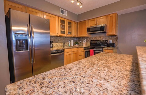 Ohio City Condo | Boathouse Suite - CLE Flats River - Free Parking - 24/7 Gym