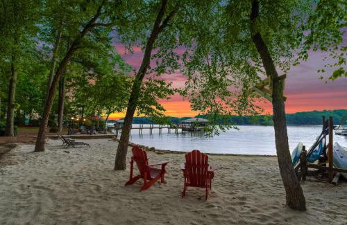 Lake Norman of Catawba House | Boathouse Cove by AvantStay Pool Swim Dock Hot Tub