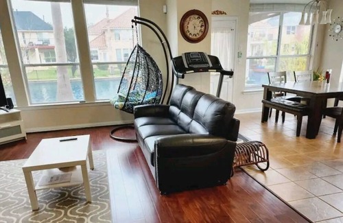 Sugar Land House | Boating/fishing in style at corner lot lake home