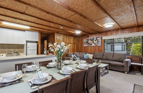 Renmark House | Boats and Bedzzz - "The Murray Dream" moored houseboat accommodation