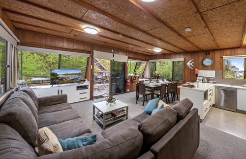 Renmark House | Boats and Bedzzz - "The Murray Dream" moored houseboat accommodation