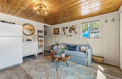 Bayview House | Boats ‘N Rows ~ Bayview Floating Cabin