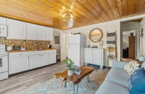 Bayview House | Boats ‘N Rows ~ Bayview Floating Cabin
