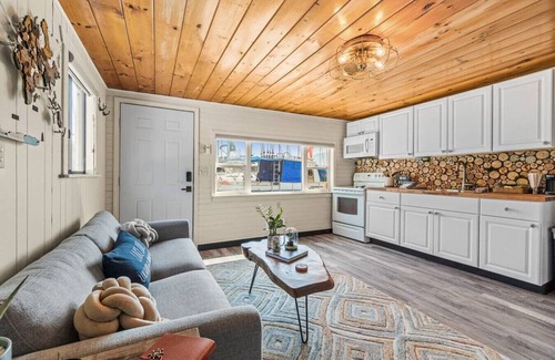 Bayview House | Boats ‘N Rows ~ Bayview Floating Cabin
