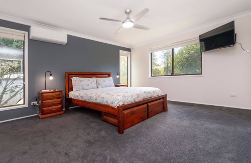 Bobs Farm House | Bob's Farm Retreat - Spacious farm stay sleeping 13 people