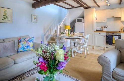 Little Rissington Cottage | BOBBLE COTTAGE, pet friendly, with a garden in Little Rissington