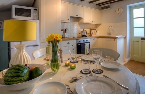 Little Rissington Cottage | BOBBLE COTTAGE, pet friendly, with a garden in Little Rissington