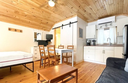 Bobcaygeon Cabin | Bobcaygeon Resort - Cottage #5 (Sleeps 4)