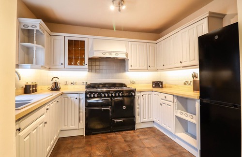 Trefeglwys Cottage | BODAIOCH COTTAGE, pet friendly, with hot tub in Caersws