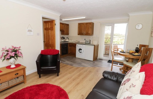 Cylch-Y-Garn Cottage | BODEGRI COTTAGE, country holiday cottage, with a garden in Church Bay