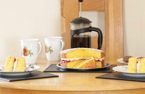 Cylch-Y-Garn Cottage | BODEGRI COTTAGE, country holiday cottage, with a garden in Church Bay