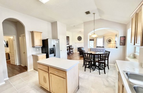 Baytown House | BODHI House - 4 Bedroom Home nested in a quiet community with King Bed Suite,