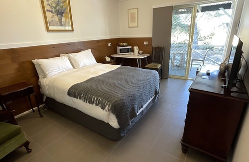 Kyneton Bed & Breakfast | Bodkin cottage room #4 amongst the trees