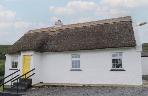 Oughterard Cottage | BOFIN, pet friendly, with open fire in Oughterard, County Galway