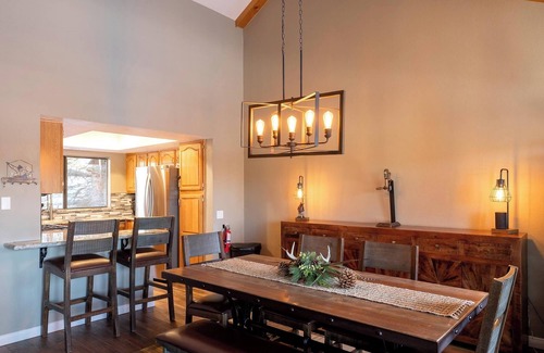 Big Bear Lake Cabin | Bogey Bear Inn: Magnificent Views of the Golf Course! Walking distance to Bear Mtn!
