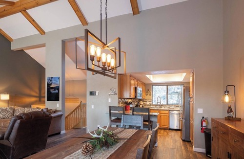 Big Bear Lake Cabin | Bogey Bear Inn: Magnificent Views of the Golf Course! Walking distance to Bear Mtn!