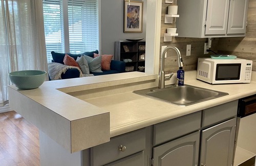 Diamondhead Condo | Bogey Nights! Condo on golf course w/pool.