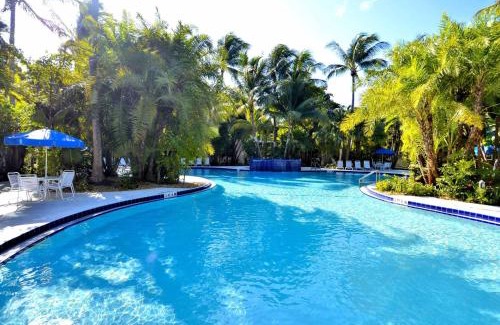 Key West House | Bogeys Retreat by AvantStay Golfers Retreat w Shared Pool Month Long Stays Only