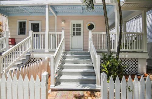 Key West House | Bogeys Retreat by AvantStay Golfers Retreat w Shared Pool Month Long Stays Only