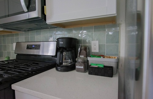 South Broadway House | Bohemian Chic an Eclectic Escape+Hot Tub+Pet Friendly+No Pet Fee!