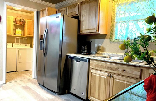 Magnolia House | Bohemian Cottage King Queen,Fast WiFi,RV Parking,Unity Park,Great for Long Stay!