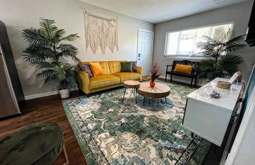 Oakhurst Apartment | Bohemian Hideaway: 2 bed/1 bath. 2 mins from ATL!