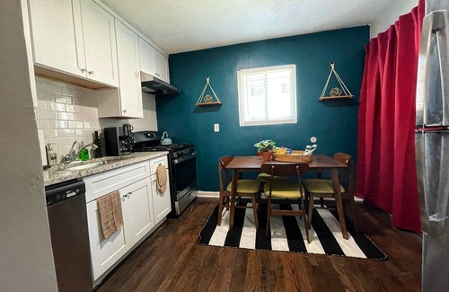 Oakhurst Apartment | Bohemian Hideaway: 2 bed/1 bath. 2 mins from ATL!
