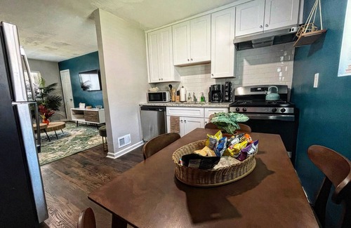 Oakhurst Apartment | Bohemian Hideaway: 2 bed/1 bath. 2 mins from ATL!