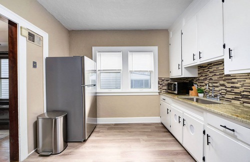 Cleveland Apartment | Bohemian Retreat ~ 15 min to Downtown~ 8 min to Cleveland Clinic