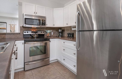 East Kootenay Apartment | Bohemian Wishes | Lake View | Pool | Hot Tub