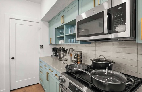 People's Freeway House | Boho 2BR Townhome King 2-Car Garage SLC