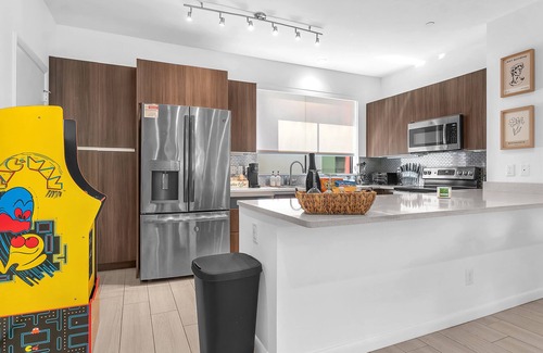 Flagler Village House | Boho Beach Haven in Downtown FTL n9 minutes to the beach!