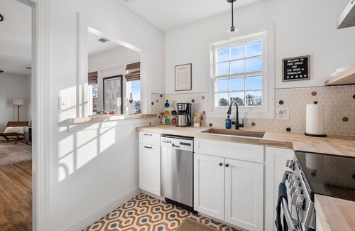 North Charleston House | Boho Bliss: Hot Tub Haven Near Great Dining