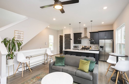 Radnor House | BOHO Boutique Stay |3bd 2ba|10 Minutes to Lower Broadway|