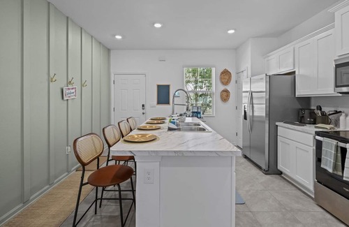 Baymeadows House | Boho Breeze | Centrally located home in Jacksonville with resort amenities