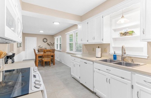 Brooklyn Center House | Boho Brooklyn, Minutes to Vikings US Bank Stadium