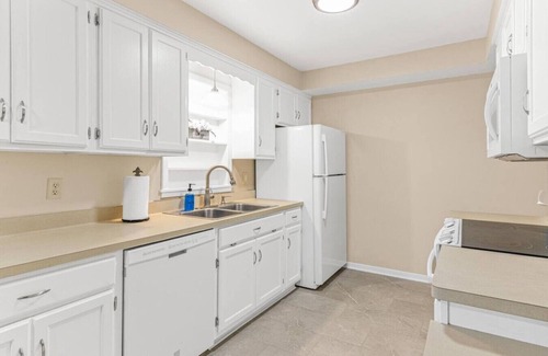 Brooklyn Center House | Boho Brooklyn, Minutes to Vikings US Bank Stadium