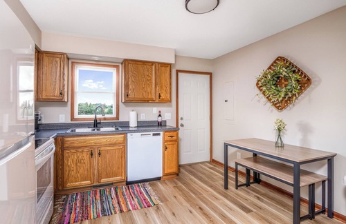 Homerville Apartment | Boho Bungalow- bright, 2-bed condo/outdoor space
