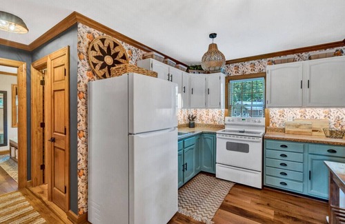 High Point House | Boho Bungalow- Chic cabin with great private deck , dock and fire pit