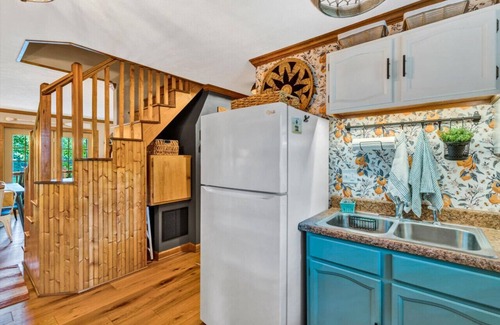 High Point House | Boho Bungalow- Chic cabin with great private deck , dock and fire pit