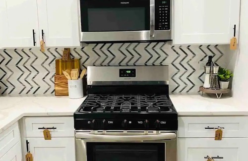 Chicago Apartment | Boho Chic 2BR Condo, Queen Bed With Free Parking