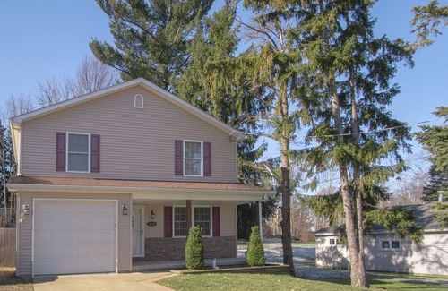 Erie House | Boho Chic Home- 3BR, spacious, center of Erie!