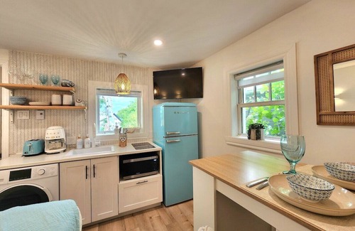 Quartier 5-4 Apartment | Boho Chic Tiny House Hot Tub EV Charger & Parking