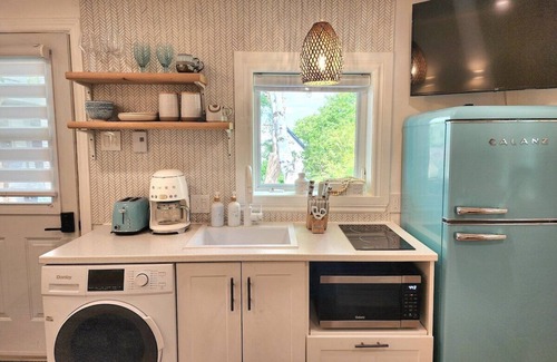 Quartier 5-4 Apartment | Boho Chic Tiny House Hot Tub EV Charger & Parking