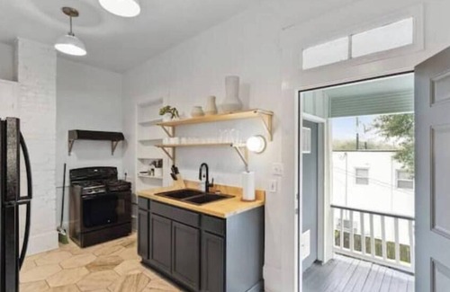 Dixon Park House | Boho Chic Victorian Home - Walk to Forsyth