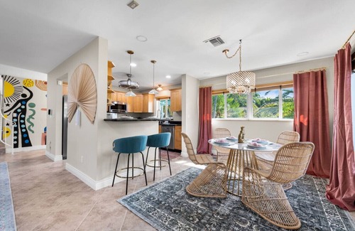 Coral Shores House | Boho Chic Villa I Pool & Spa I Game room Retreat and Private Cinema I EV charger
