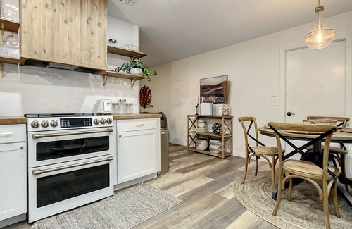 Orange City House | Boho Cottage by Blue Springs- 3 Bedrooms- 6 guests