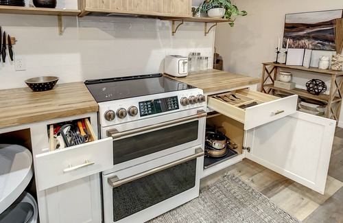 Orange City House | Boho Cottage by Blue Springs- 3 Bedrooms- 6 guests