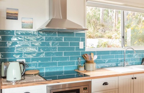 White Beach Cottage | Boho Cottage - close Port Arthur Historic Site