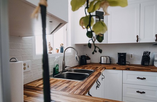 Crystal Beach House | BOHO COTTAGE "Hot Tub & Close to Beach"